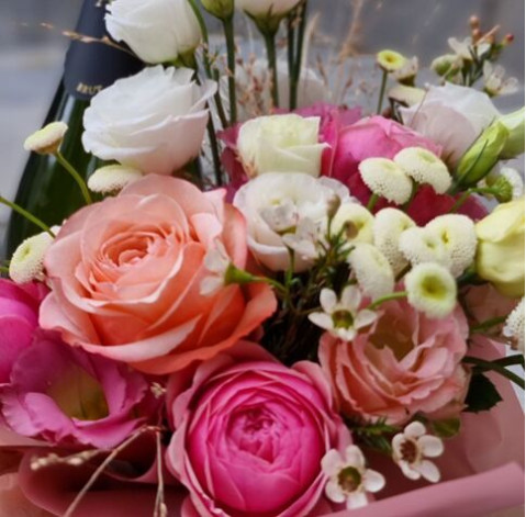 Квіткова композиція з напоєм 2 доставка квітів