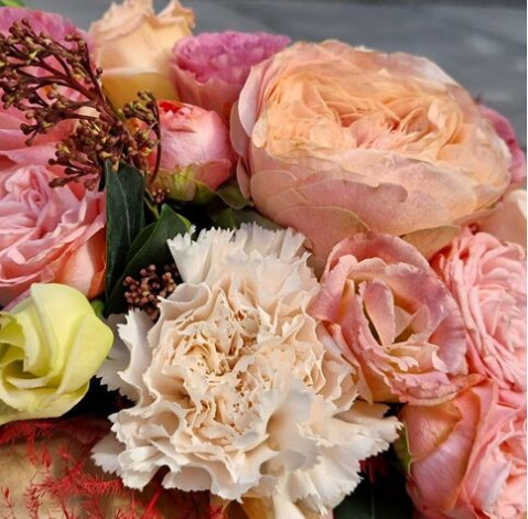 Квіткова композиція Карамельний десерт 3 доставка квітів