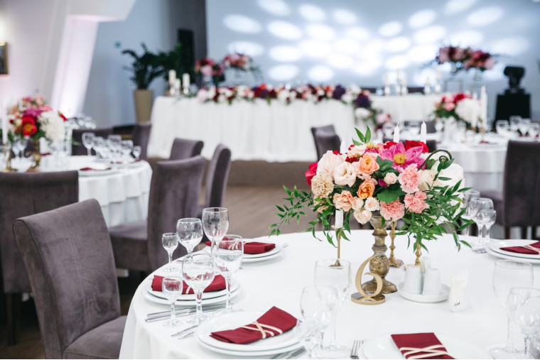 How to decorate a hall with fresh flowers: ideas for events