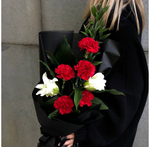 Траурний букет з лілією та гвоздиками 2 доставка квітів