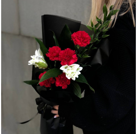 Траурний букет з лілією та гвоздиками 3 доставка квітів
