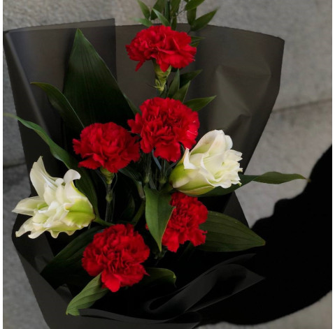 Траурний букет з лілією та гвоздиками 4 доставка квітів