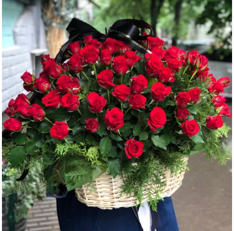 Траурний кошик зі 100 троянд 2 доставка квітів