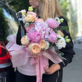 Квіткова композиція з напоєм Бабл доставка квітів  Квіткова композиція з напоєм Бабл доставка квітів