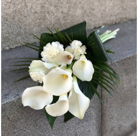 Траурний букет з калами та гвоздиками 4 доставка квітів