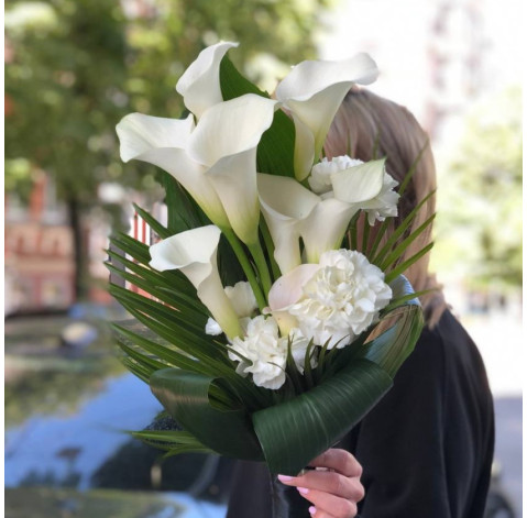 Траурний букет з калами та гвоздиками 2 доставка квітів