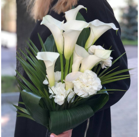 Траурний букет з калами та гвоздиками 3 доставка квітів