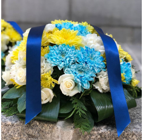 Композиція до жалобної церемонії Патріотична 3 доставка квітів