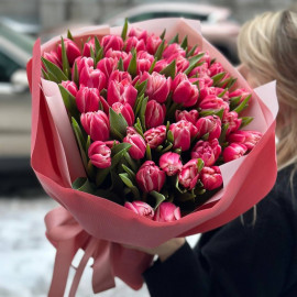 Букет 51 тюльпан Коламбус доставка квітів