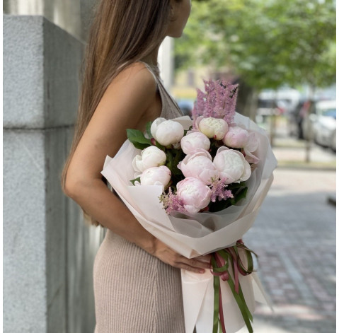 Букет 9 півоній 3 доставка квітів