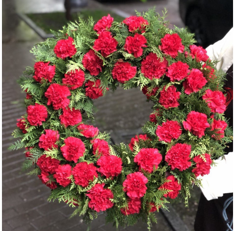 Круглый ритуальный венок с гвоздиками 4 доставка цветов