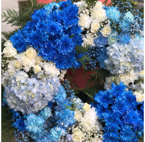 Круглий вінок біло-синій 2 доставка квітів