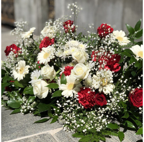 Композиція до жалобної церемонії червоно-біла 3 доставка квітів