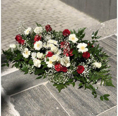 Композиція до жалобної церемонії червоно-біла 2 доставка квітів