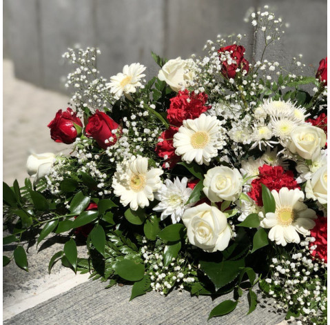 Композиція до жалобної церемонії червоно-біла 4 доставка квітів
