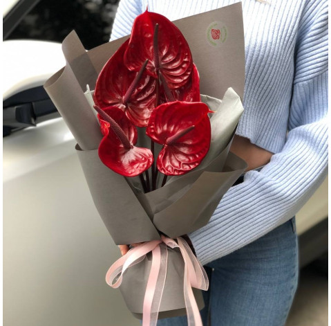 Букет 5 антуріумів 3 доставка квітів