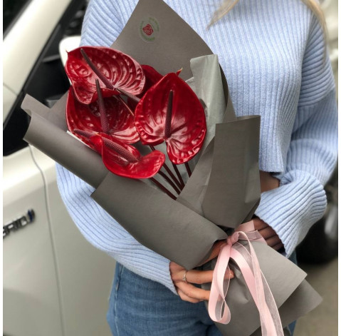 Букет 5 антуріумів 4 доставка квітів