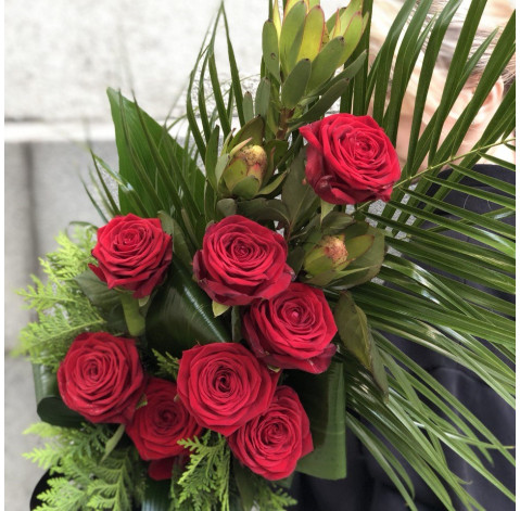 Траурний букет червоний 3 доставка квітів