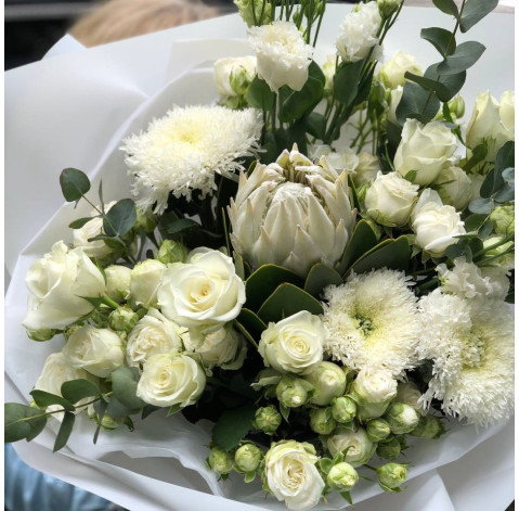 Bouquet Luxury 3 Flower delivery