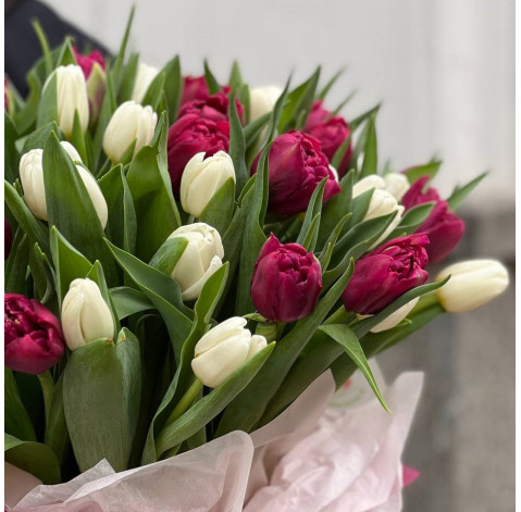 Квіткова композиція з 51 тюльпану 4 доставка квітів