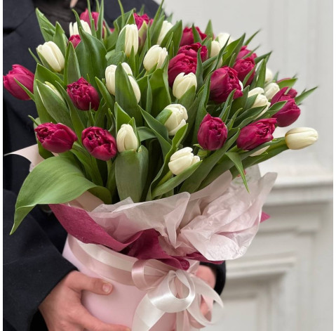 Квіткова композиція з 51 тюльпану 2 доставка квітів