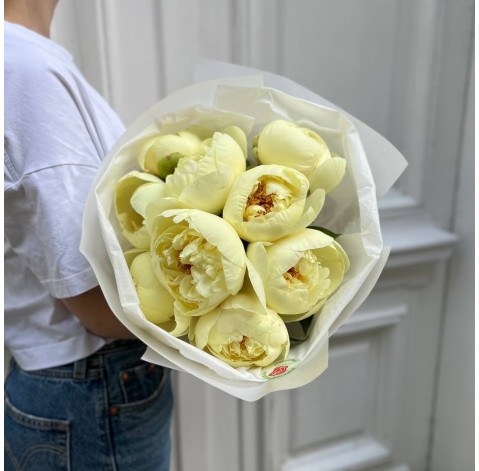 Букет 9 лимонних півоній 2 доставка квітів