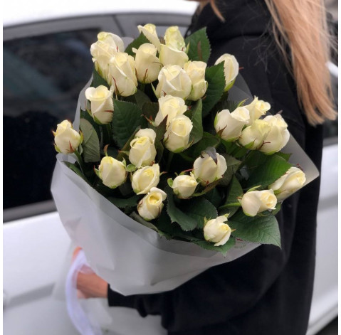 Букет 27 троянд Білуга 2 доставка квітів