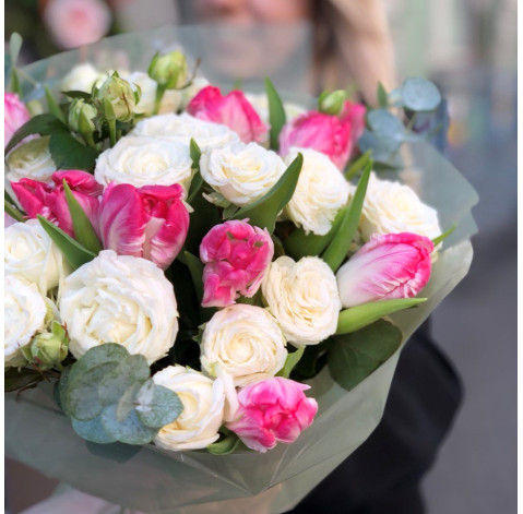 Букет з троянд та тюльпанів 4 доставка квітів