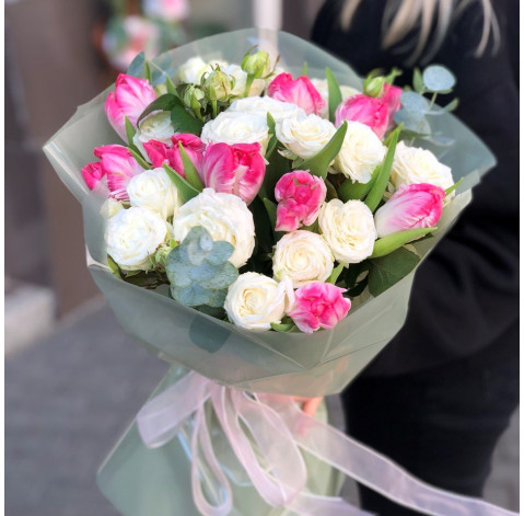 Букет з троянд та тюльпанів 2 доставка квітів