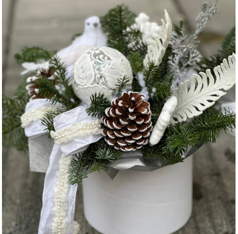 Новорічна композиція Зимова голубка 2 доставка квітів