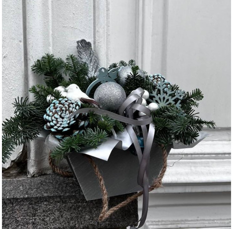 Новорічна композиція із блакитним декором 2 доставка квітів