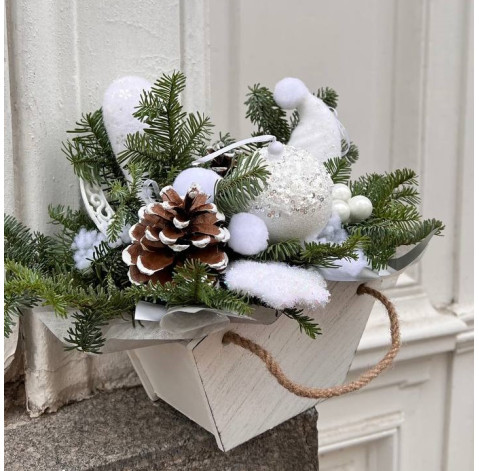 Новорічна композиція з білим декором 2 доставка квітів