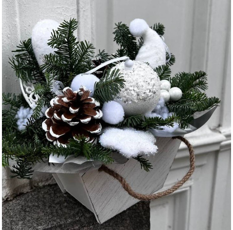 Новорічна композиція з білим декором 3 доставка квітів