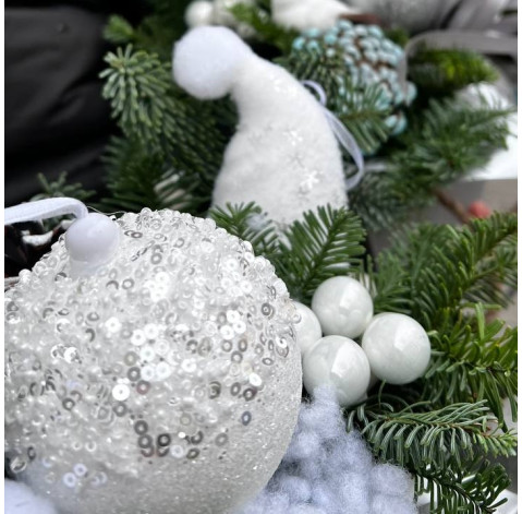 Новорічна композиція з білим декором 4 доставка квітів