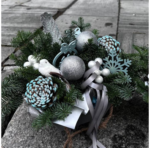 Новорічна композиція із блакитним декором 3 доставка квітів