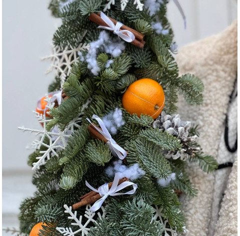 Новорічна ялинка з мандаринками 2 доставка квітів