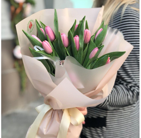 Букет 11 рожевих тюльпанів 1 доставка квітів