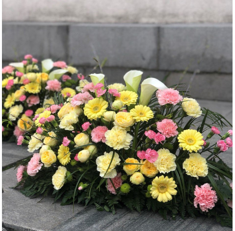 Композиція до жалобної церемонії жовто-рожева 1 доставка квітів