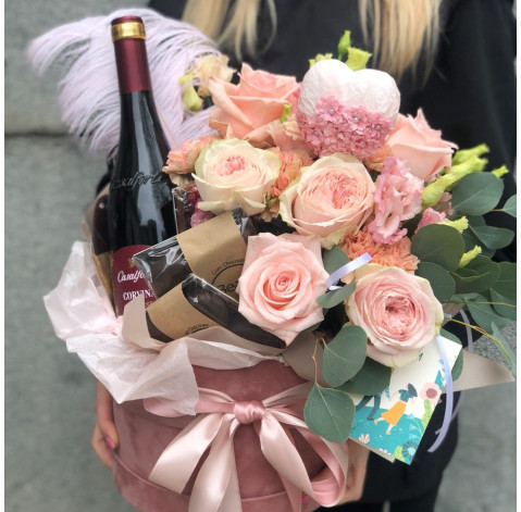 Flower arrangement with drink Delicious congratulations 3 Flower delivery