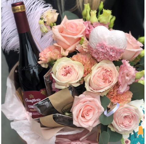 Flower arrangement with drink Delicious congratulations 4 Flower delivery