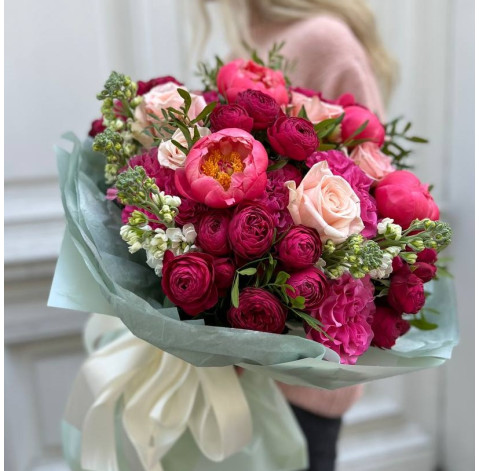 Букет Вона неперевершена! 2 доставка квітів