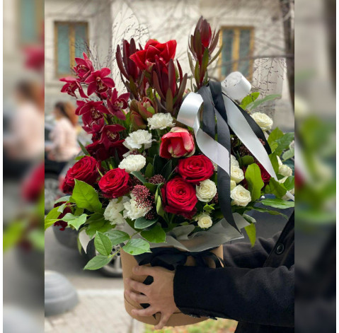 Траурная композиция Красная экзотика 2 доставка цветов