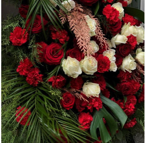 Венок для возложения из роз 3 доставка цветов