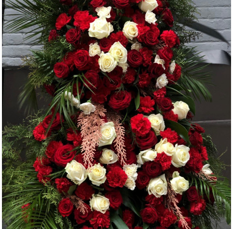 Венок для возложения из роз 2 доставка цветов