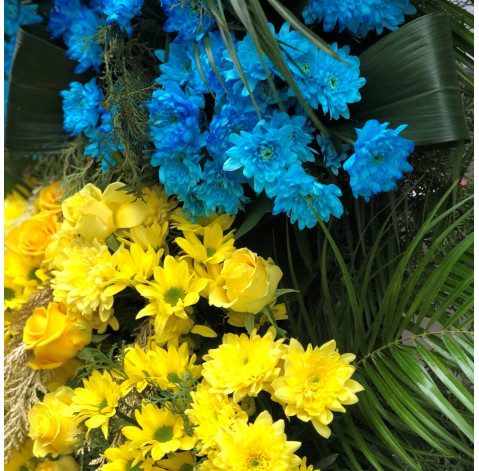 Венок для возложения Желто-голубой из хризантем 2 доставка цветов