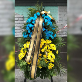 Венок для возложения Желто-голубой из хризантем доставка цветов