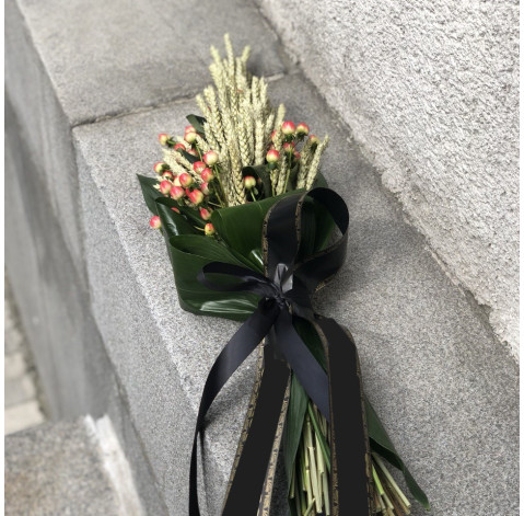 Букет для покладання з хіперікумом та колосками 3 доставка квітів