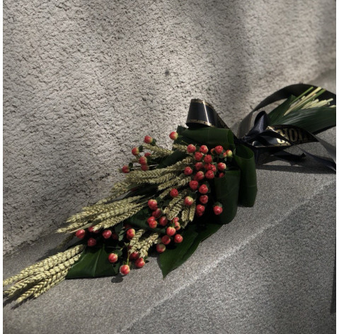 Букет для покладання з хіперікумом та колосками 2 доставка квітів