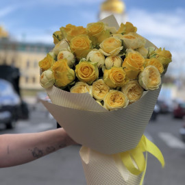 Букет із жовтих троянд доставка квітів