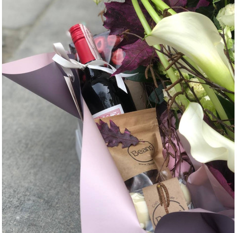 Flower arrangement with drink Holiday 5 Flower delivery